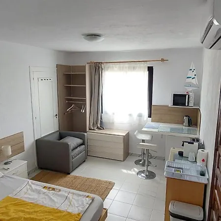 Apartment La Orquidea - Separate Entrance, Basic Bathroom Sitio de Calahonda